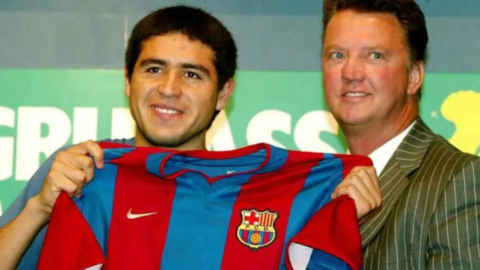 Stoichkov: 'Riquelme no triunfó en el Barcelona por la estupidez de Van Gaal'