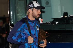 Rodolfo Pizarro fue 'perseguido' por reporteros por una entrevista