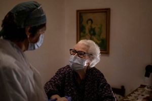 Inflamación en manos y pies, los nuevos síntomas que podría tener el coronavirus