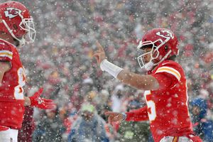 Chiefs se impuso a tormenta invernal y derrota a Broncos