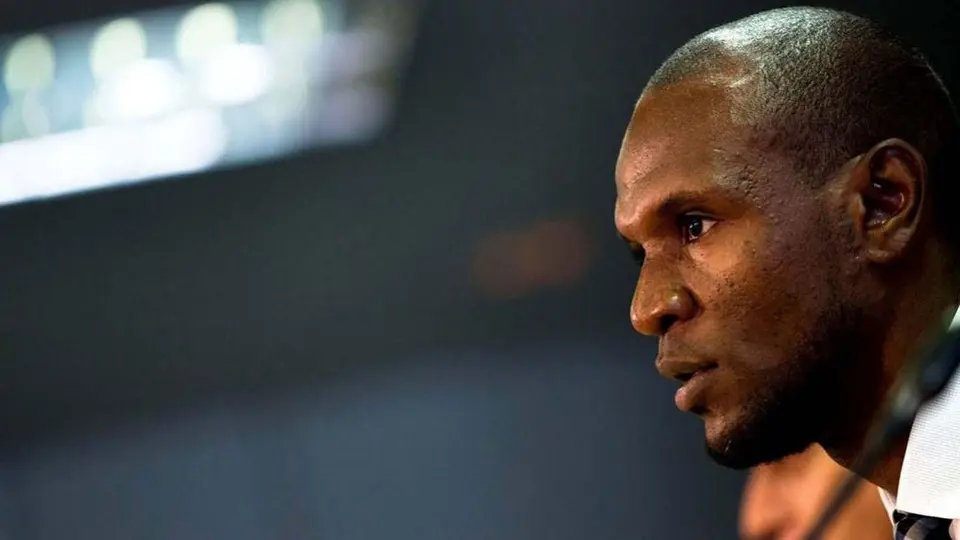 Barcelona podría destituir a Eric Abidal por polémica con Messi