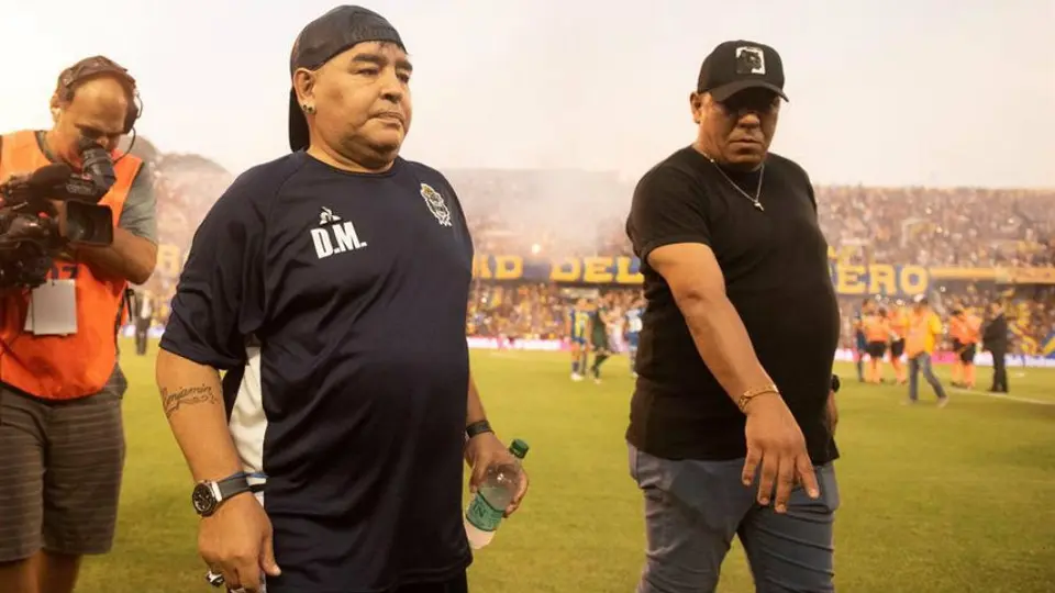 VIDEO: Maradona se medicó en pleno partido del Gimnasia de La Plata