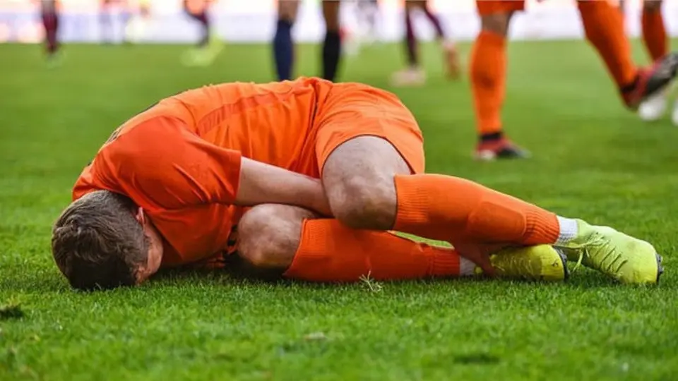 Futbolista francés fue suspendido cinco años por morderle el pene a un rival