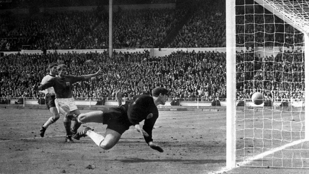 Hans Tilkowski observa el gol fantasma de Geoff Hurst | AP