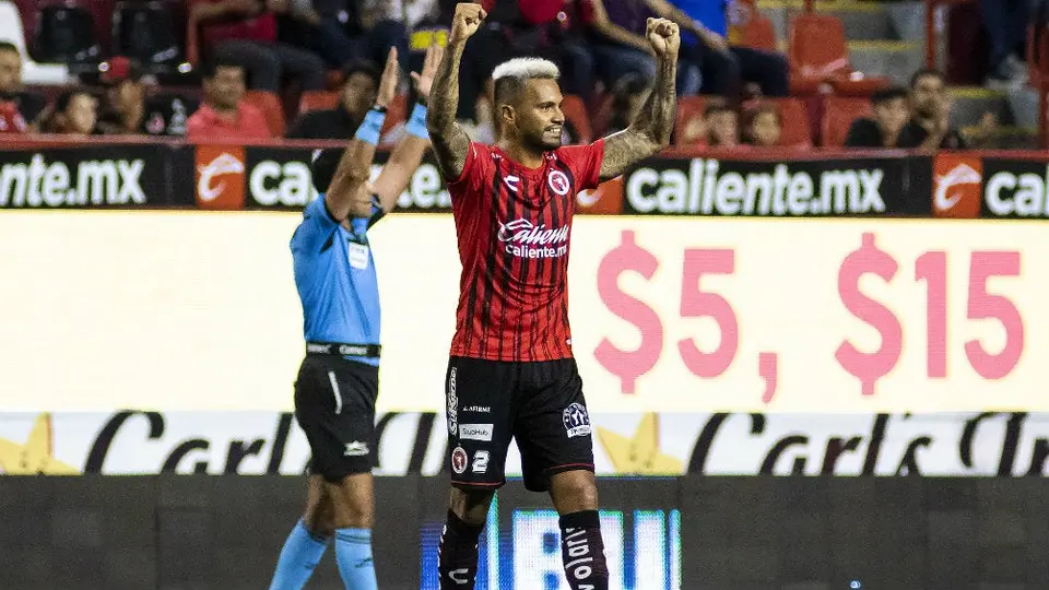 Julián Velázquez quiere mantenerse en Xolos, a pesar de interés de Gallos