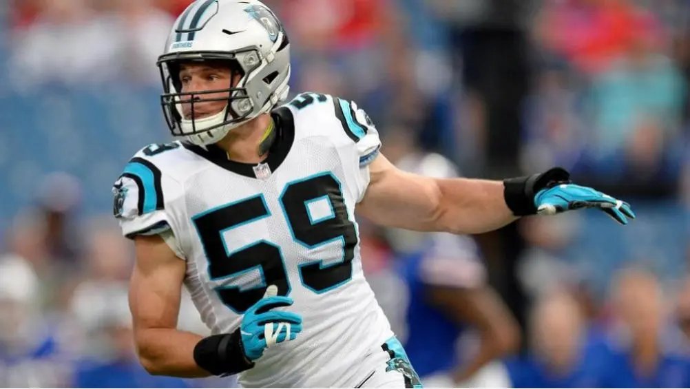 Luke Kuechly en partido con los Panthers | AP