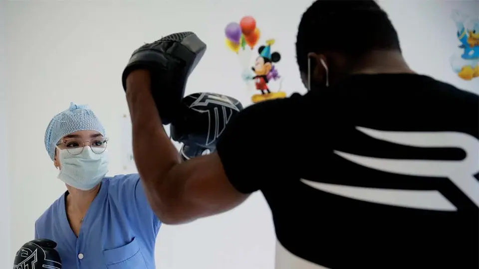 Excampeón da clases de boxeo en hospital en plena pandemia de Covid-19