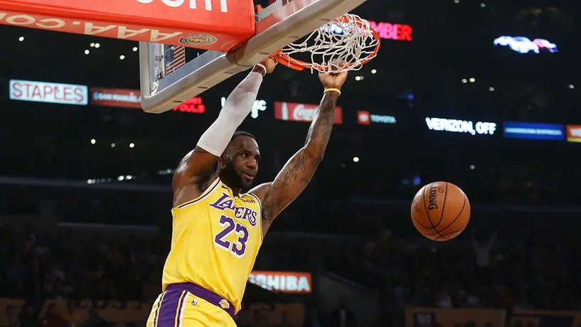 LeBron James logró récord histórico de triple-doble