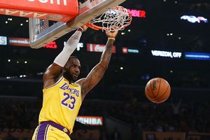 LeBron James logró récord histórico de triple-doble