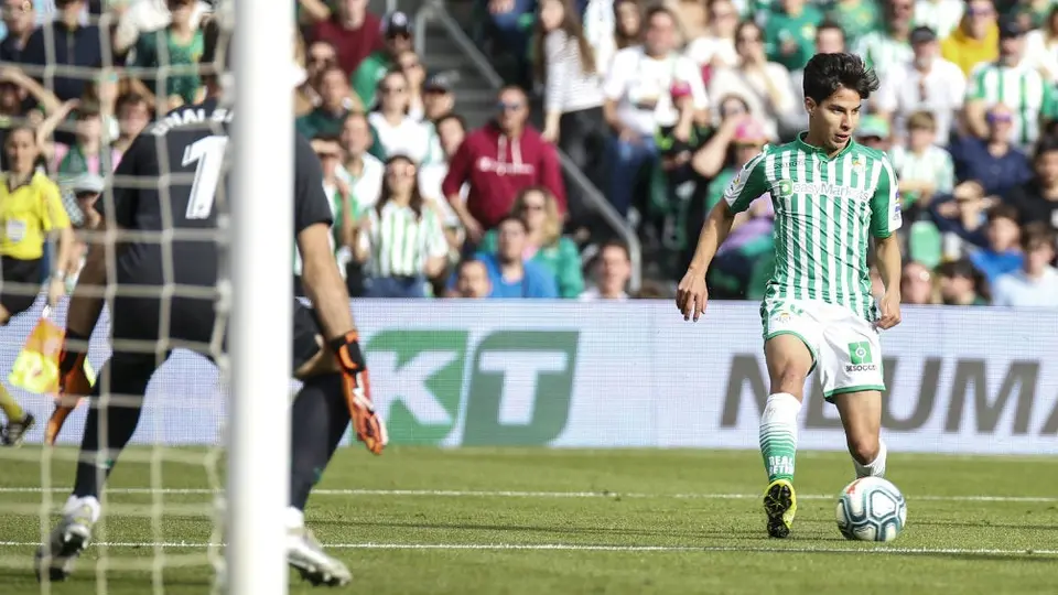 Diego Lainez fue ovacionado por la afición del Real Betis