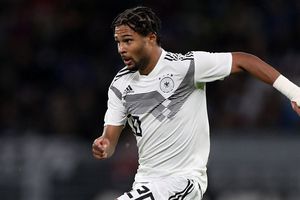 Serge Gnabry, captando riéndose en minuto de silencio por víctimas de tiroteo en Halle