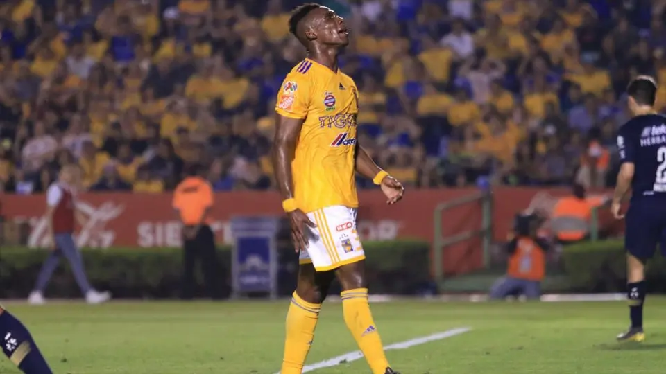Francisco Venegas mandó mensaje de apoyo a Julián Quiñones en partido de eLigaMX