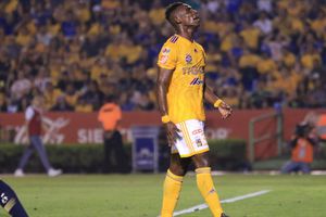 Francisco Venegas mandó mensaje de apoyo a Julián Quiñones en partido de eLigaMX