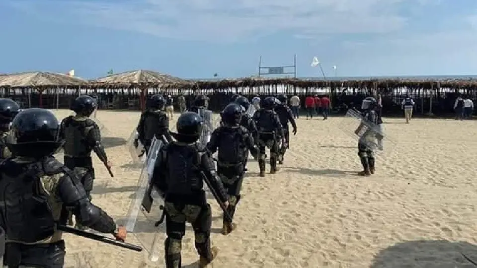 Marinos expulsaron a turistas de las playas de Acapulco