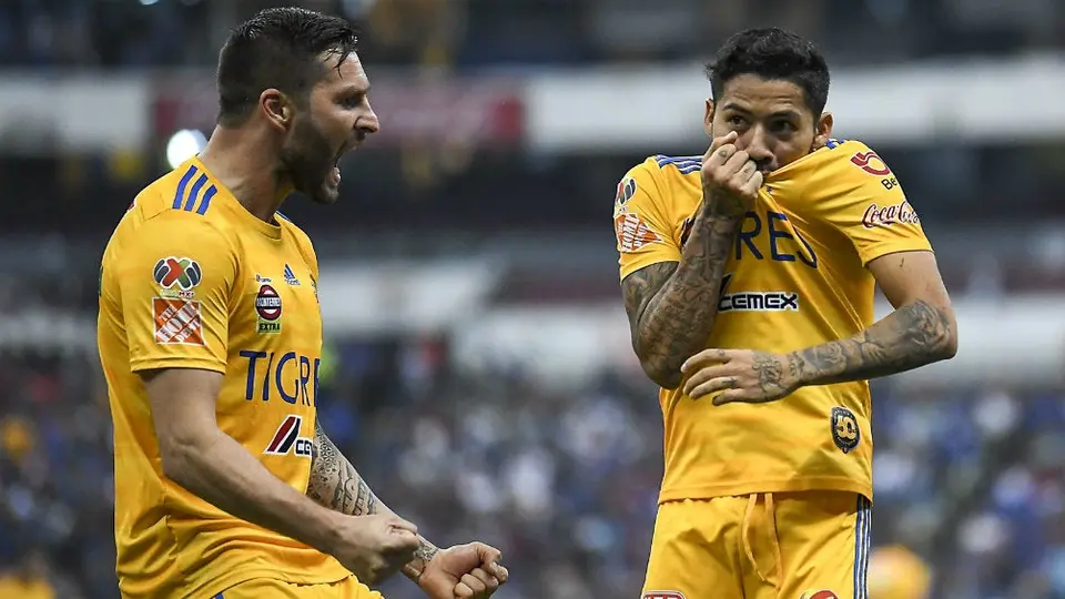Afición de Cruz Azul criticó a Javier Aquino por besar el escudo de Tigres