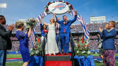 Novios se casaron al descanso del Bills vs Patriots