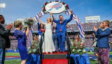 Novios se casaron al descanso del Bills vs Patriots