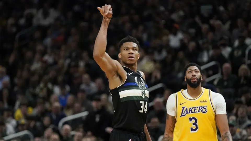 Giannis Antetokounmpo comandó victoria de Bucks sobre Lakers en duelo de punteros
