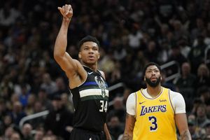Giannis Antetokounmpo comandó victoria de Bucks sobre Lakers en duelo de punteros
