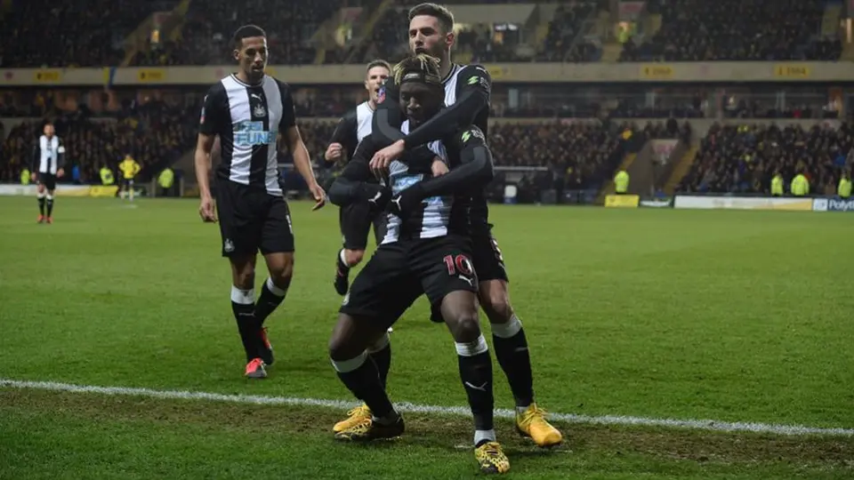 Aficionado de Newcastle festejó agónico triunfo en FA Cup con exhibicionismo