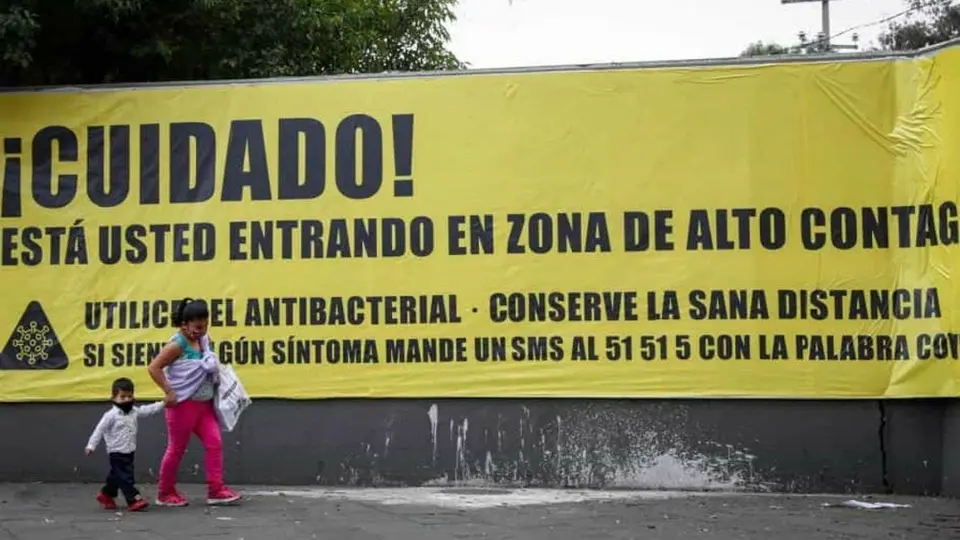 Gobierno de la CDMX colocó letreros de alto riesgo de COVID-19 en zonas de la capital