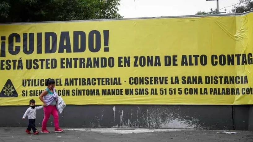Gobierno de la CDMX colocó letreros de alto riesgo de COVID-19 en zonas de la capital