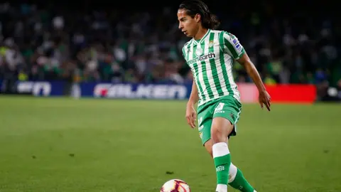 Diego Lainez podría tener minutos con el Betis tras lesión de Fekir
