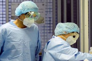 VIDEO: Niños se cubren de plástico para visitar a su madre enfermera