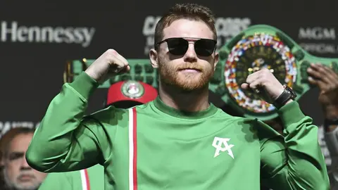 Canelo Álvarez y Mon Laferte cantaron a dueto en las calles de Washington