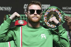 Canelo Álvarez y Mon Laferte cantaron a dueto en las calles de Washington