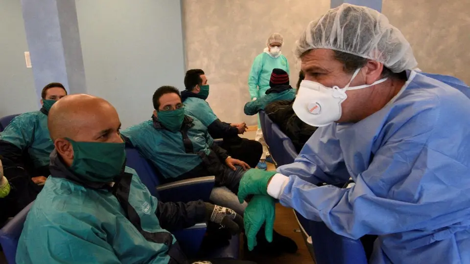 VIDEO: Médico rompió en llanto al no poder abrazar a su hijo por coronavirus