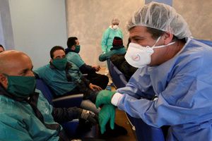 VIDEO: Médico rompió en llanto al no poder abrazar a su hijo por coronavirus