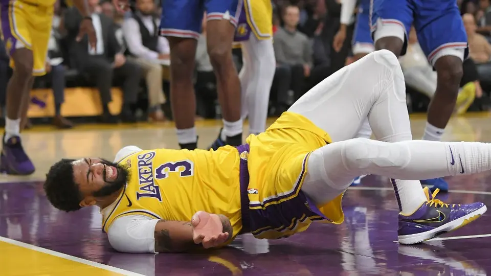 Anthony Davis no sufrió lesión de gravedad, tras caída en juego ante Knicks