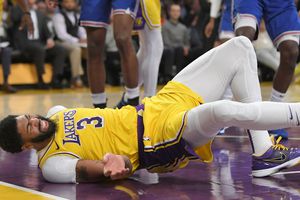 Anthony Davis no sufrió lesión de gravedad, tras caída en juego ante Knicks