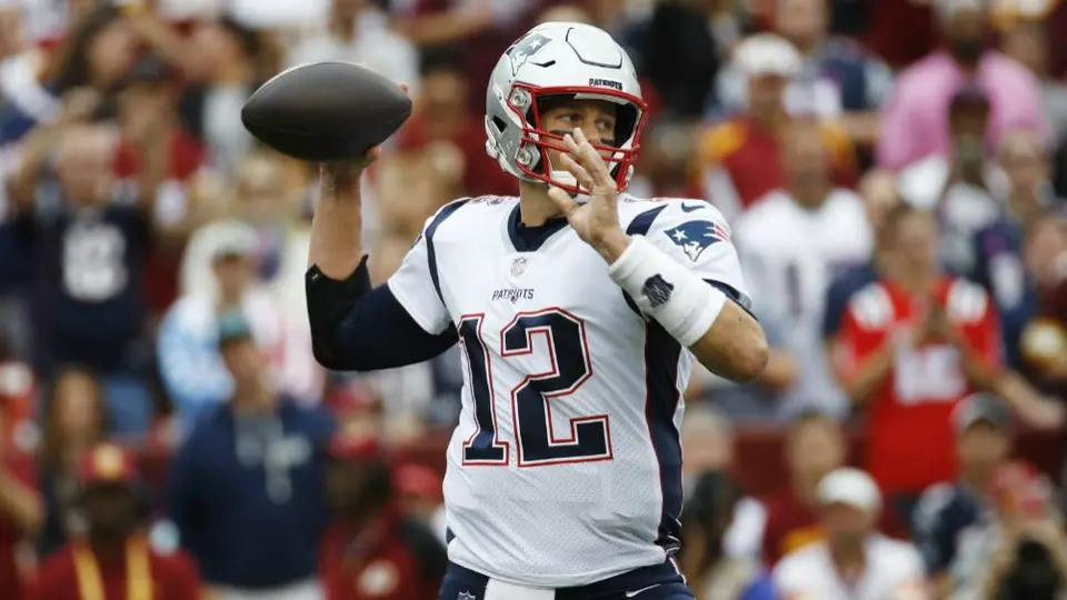 Tom Brady superó a Peyton Manning como el segundo QB con más yardas aéreas