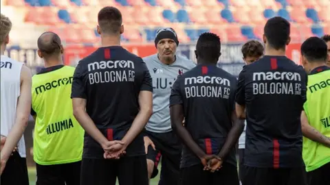 Serie A: Jugadores del Bolonia renunciaron a un mes de sueldo para ayudar al club