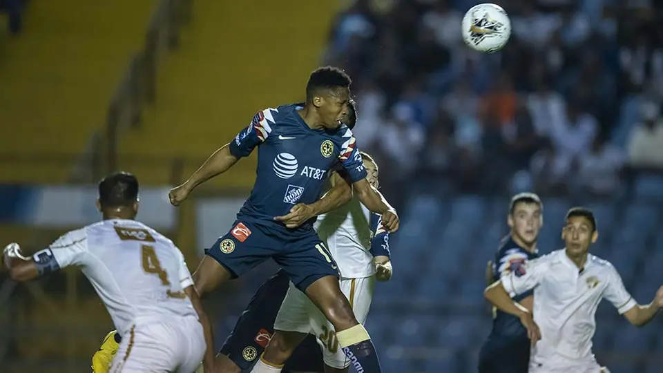 América: Andrés Ibargüen recibió una aparatosa entrada ante Comunicaciones
