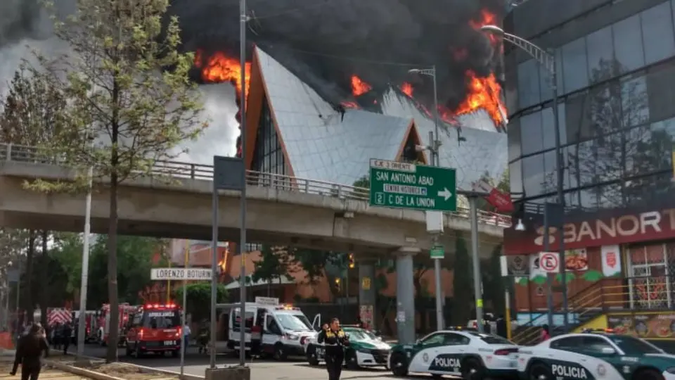 Se registró fuerte incendio en iglesia de la colonia Jardín Balbuena