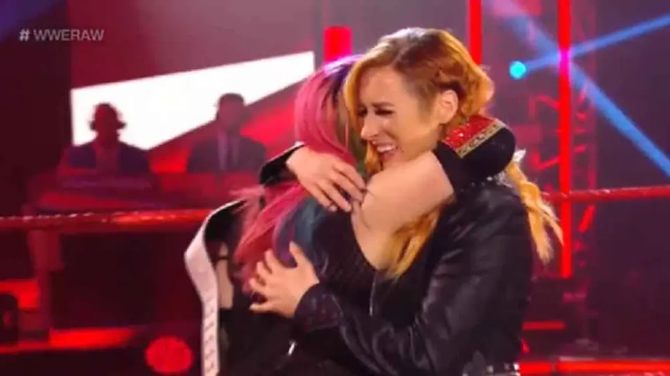 Becky Lynch anunció que está embarazada y entrega Título RAW a Asuka