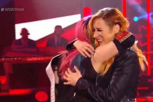 Becky Lynch anunció que está embarazada y entrega Título RAW a Asuka