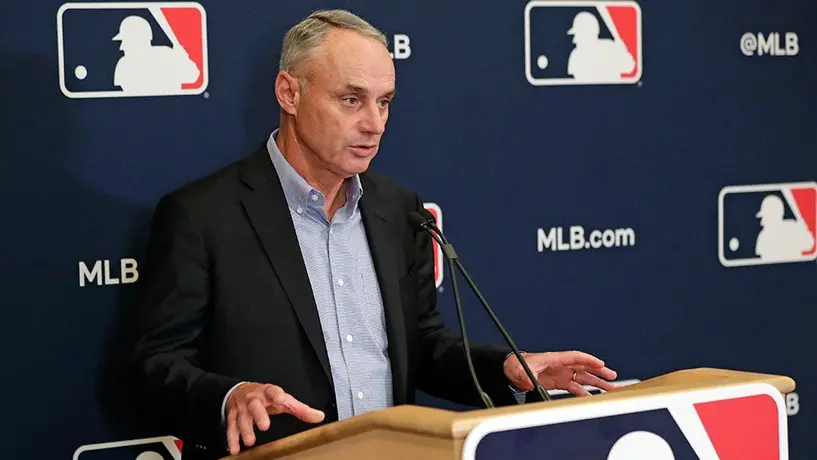 Comisionado de MLB: 'Estamos en deuda con nuestros aficionados'