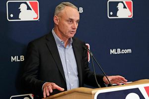 Comisionado de MLB: 'Estamos en deuda con nuestros aficionados'