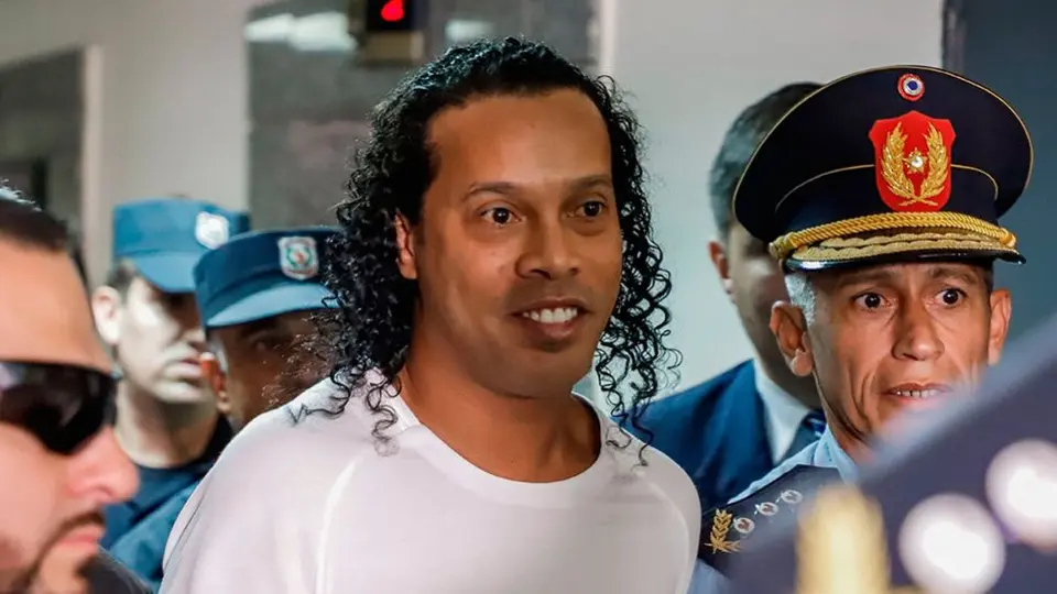 Ronaldinho fue arrestado en Paraguay por falsificación de pasaporte