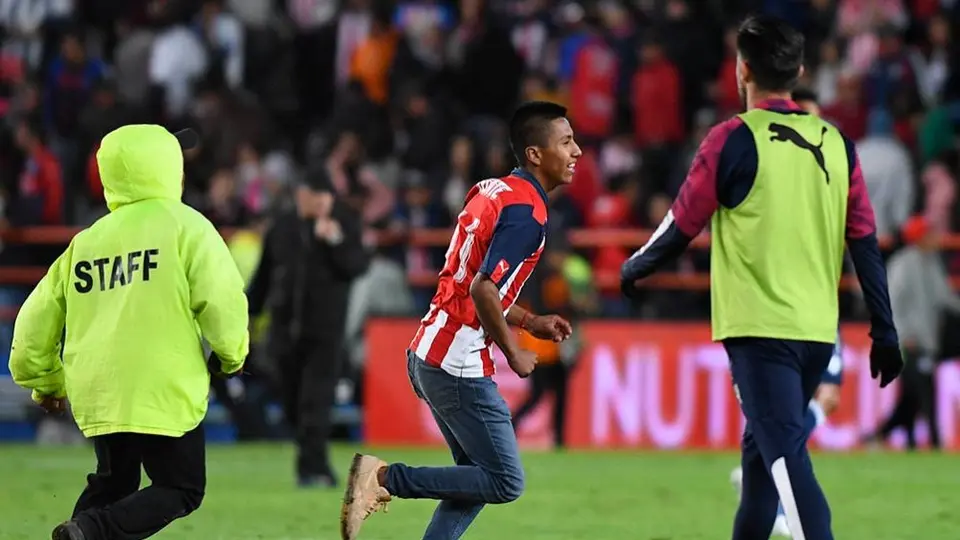 Chivas: Chofis López regaló sus zapatos a espontáneo del juego ante Pachuca