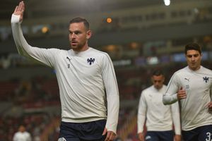 Vincent Janssen repartió despensas en Nuevo León