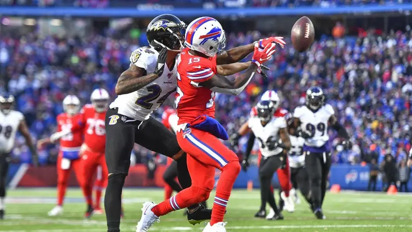 Marcus Peters fue multado con 14 mil dólares por beber cerveza con aficionados