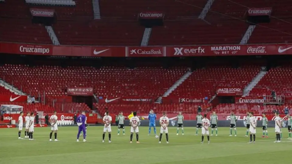LaLiga: Realizan emotivo minuto de silencio previo al derbi entre Sevilla y Betis