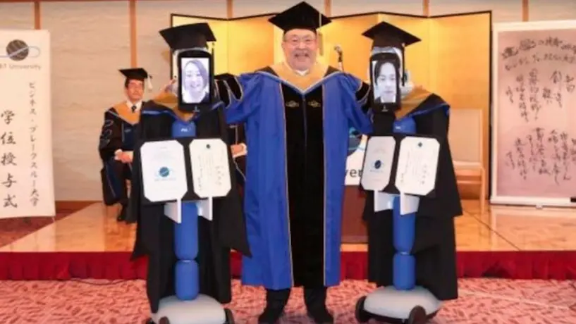 Robots remplazaron a estudiantes en ceremonia de graduación en universidad de Japón