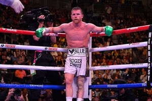 De la Hoya: 'Saunders es una posibilidad para que pelee con Canelo'