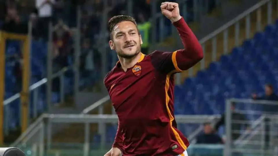 Totti pasea por las calles de Roma tras confinamiento por pandemia del Covid-19